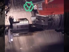 O processo da cooperação entre robôs industriais e máquina-instrumento que moem em fazer à máquina