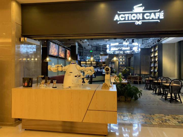 A máquina do fabricante de café do robô 60 copos que o shopping faz derrama sobre a limpeza automática do café