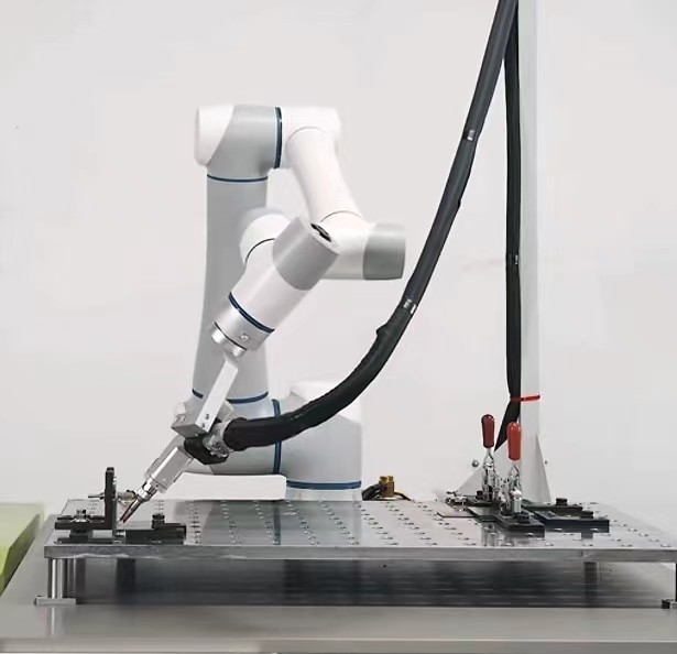 Salvar o cobot usam-se extensamente com linha central cooperativa do robô 6 da escala de 1300mm para máquinas de soldadura