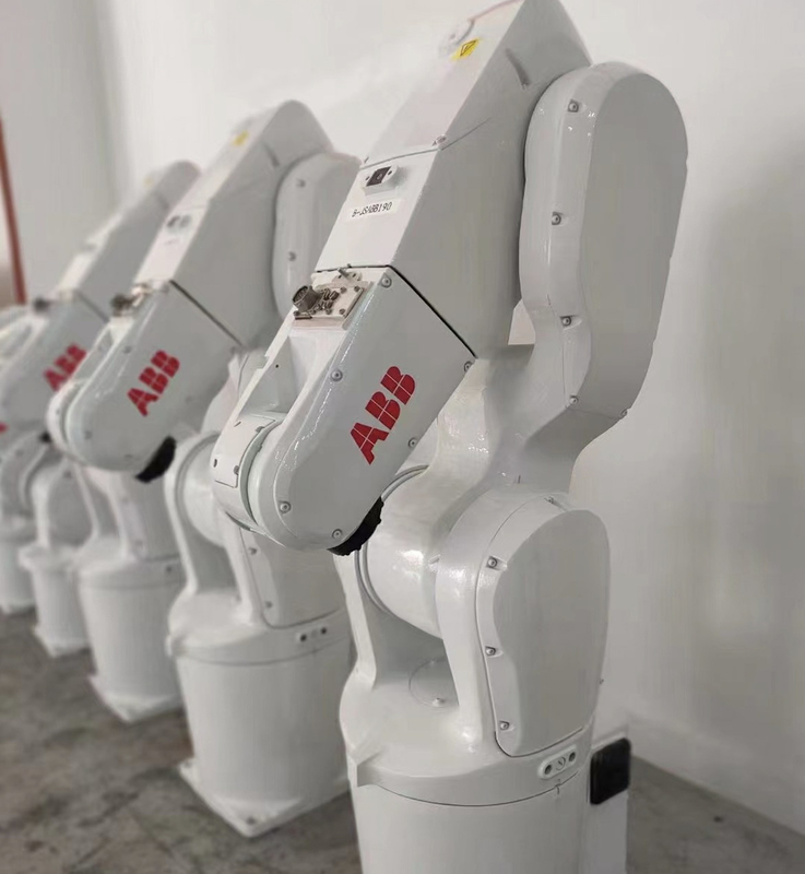 Trabalho da linha central do braço 6 do robô industrial de ABB IRB1200-5/0.9 com o robô da visão bom no conjunto
