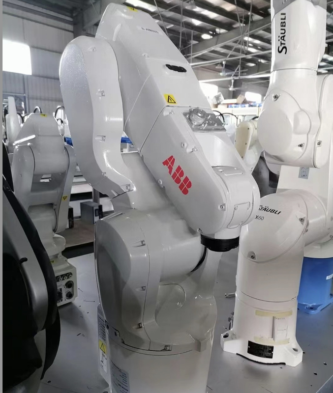 Trabalho da linha central do braço 6 do robô industrial de ABB IRB1200-5/0.9 com o robô da visão bom no conjunto
