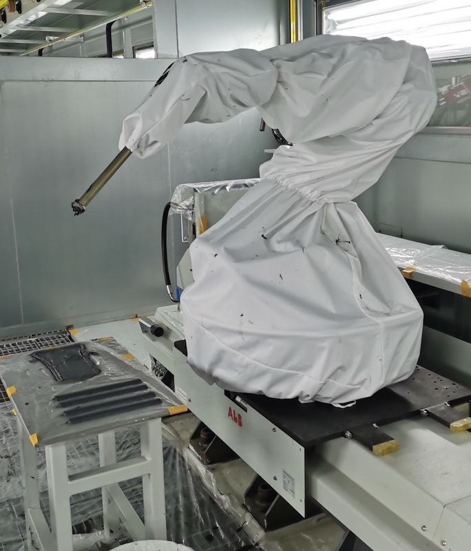 Roupa da proteção da tampa do robô de ABB à prova de fogo na oficina da pintura da fábrica de automóvel