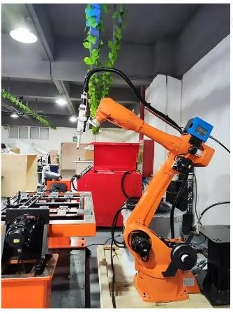 máquina de solda do laser da linha central automática do sistema 6 do robô de soldadura do laser da fibra 2000W para o alumínio do metal