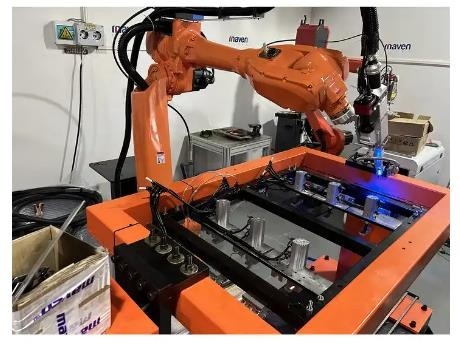 máquina de solda do laser da linha central automática do sistema 6 do robô de soldadura do laser da fibra 2000W para o alumínio do metal