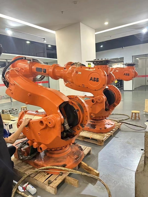 Robô reutilizável da ABB com bateria de lítio para estabilização de oficinas de alimentos